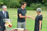 Federer khoe cúp vô địch ở dinh thự thủ hiến bang Victoria