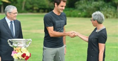 Federer khoe cúp vô địch ở dinh thự thủ hiến bang Victoria