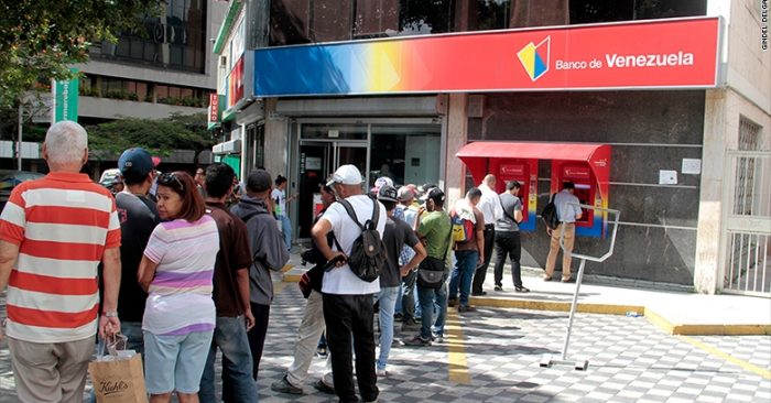Xếp hàng 4 giờ, chạy qua 4 ngân hàng không rút nổi 1 USD ở Venezuela