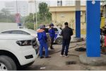 Đôi nam nữ mất hơn 1,1 tỷ đồng khi dừng xe ngủ trên ô tô tại cây xăng
