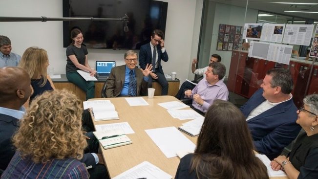Bill Gates, biên tập viên khách mời đầu tiên trong lịch sử 94 năm của TIME, gặp gỡ với nhân viên xuất bản. (Ảnh: Time)