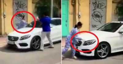 Bực tức vì tài xế buông lời thách thức, người phụ nữ trung niên cầm búa đập vỡ xe sang Mercedes đỗ trước nhà