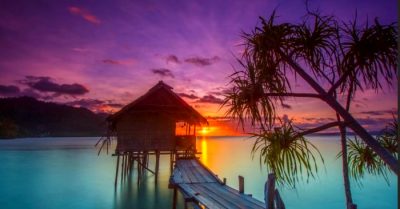 Bình minh lên biển rực rỡ một màu, hai mặt trời đỏ lựng cùng khoe sắc