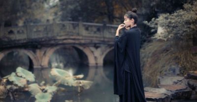 Bấm tay tự biết thôi duyên số, nhắm mắt đâu mong chuyện bạc tiền