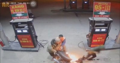 Hy hữu: Nam thanh niên dùng bật lửa kiểm tra xăng, chiếc xe máy bị thiêu rụi hoàn toàn