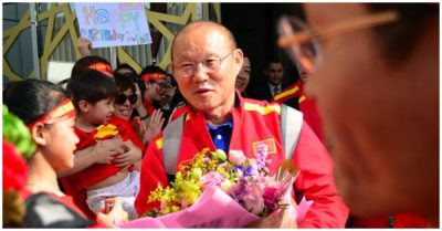 CĐV Việt Nam hát mừng sinh nhật lần thứ 60 thầy Park tại sân bay Abu Dhabi