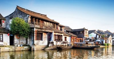 Cô nương chạy nạn không cam nhục, nhất chưởng hạ gục người hộ tống