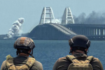 Nghi bị tấn công, cầu Kerch ở Crimean chìm trong khói