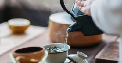 Mời người lạ một bát nước mà được thăng làm quan huyện, đạo lý là gì?