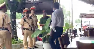 Bị kiểm tra nồng độ cồn, cán bộ thuế dọa quăng ly nước vào mặt CSGT