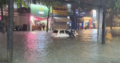 Bình Dương: Mưa ngập cuốn trôi ô tô