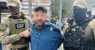 Bắt giữ một đặc vụ Nga đang lắp camera trên đèn đường để theo dõi quân Ukraina