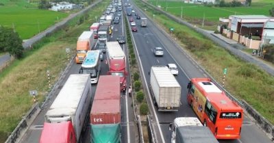 Hai vụ tai nạn liên tiếp, cao tốc Trung Lương ùn tắc hơn 5 km