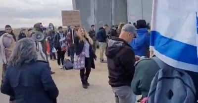 Gia đình các con tin Isarel chặn xe viện trợ vào Gaza