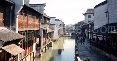 Người lái đò bị nghi là kẻ cướp lại trở thành ông mai  