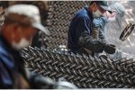 Chuyên gia cảnh báo Trung Quốc có thể xả hàng giá rẻ ra toàn cầu