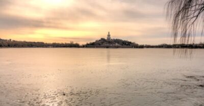 Tần Thủy Hoàng khai sáng chủ đề tạo cảnh lâm viên Trung Hoa: Ý cảnh “Một hồ ba núi” lưu truyền hai nghìn năm