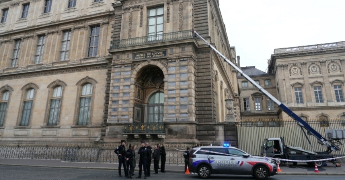 Bảo tàng Louvre ở Paris bị trộm, nhóm người đeo mặt nạ cướp đi trang sức của Napoleon trong 7 phút