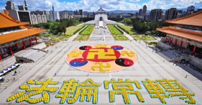 5000 người Đài Loan xếp chữ ‘Pháp Luân Thường Chuyển’, tạo thành cảnh tượng thù thắng tráng lệ