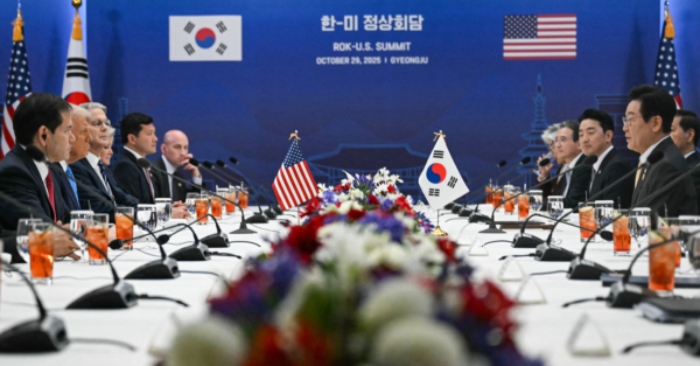 Hội đàm với ông Lee Jae-myung, ông Trump được Hàn Quốc trao huân chương và tặng “Vương miện Vàng”