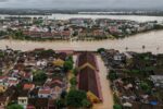 Lũ lụt Việt Nam gây 35 người chết, 5 người mất tích; Phố cổ Hội An chìm trong biển nước, người dân đi lại bằng thuyền