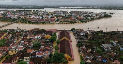 Lũ lụt Việt Nam gây 35 người chết, 5 người mất tích; Phố cổ Hội An chìm trong biển nước, người dân đi lại bằng thuyền