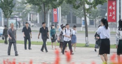 Triều Tiên: Người phụ nữ ngất xỉu giữa đường bị đám đông lao vào hôi của, nhân tính ở đâu?