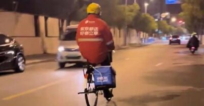 Xe điện bị kìm chân 25km/h, shipper Trung Quốc quay về thời xe đạp để sinh tồn trước thuật toán