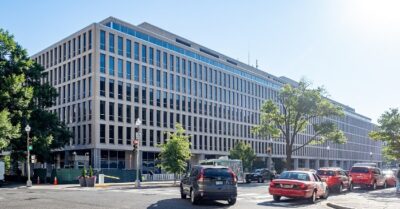 Chính quyền Tổng thống Trump kết thúc hoãn nợ, bắt đầu khấu trừ lương sinh viên