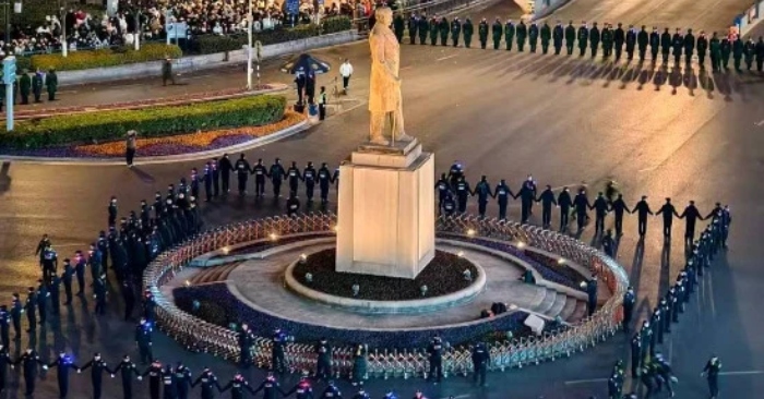 Trung Quốc cấm tụ tập đêm giao thừa, cảnh sát vây kín tượng đài