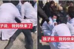 Thật trắng trợn: 4 người mặc áo blouse trắng ở Hà Bắc bắt trẻ em ngay trên phố, đứa trẻ khóc gọi mẹ