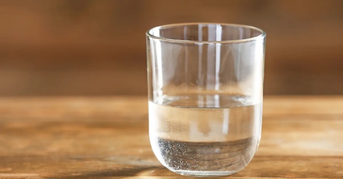 Nước để trong cốc một ngày có uống được không? Chuyên gia nói gì