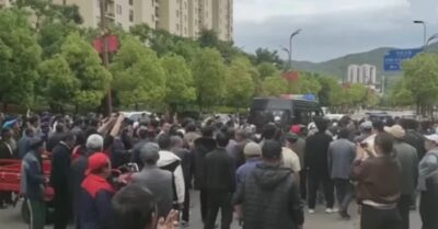 Vân Nam Chiêu Thông bùng phát biểu tình quy mô lớn, hàng nghìn dân làng bao vây xe cảnh sát