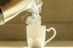 Tục lệ cổ xưa: Uống nước ấm mang lại nhiều lợi ích