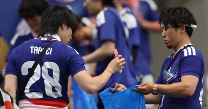 Hòa 2-2 với Hà Lan, cổ động viên Nhật Bản dọn dẹp khán đài sau trận đấu lại trở thành tâm điểm